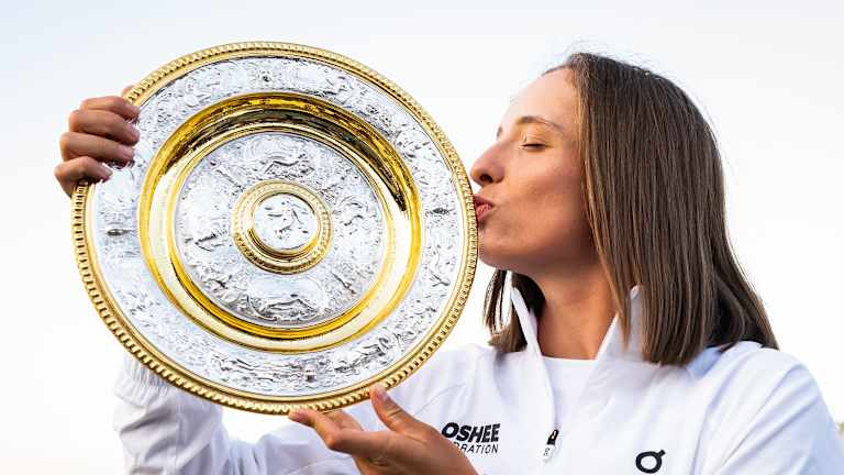 Iga Swiatek becomes just second woman this century to finish four straight years in the Top 2
